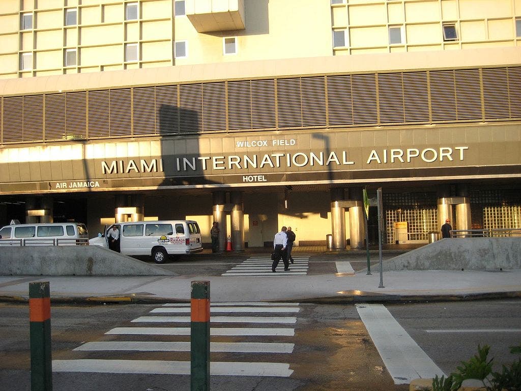 Hondureña da a luz en el aeropuerto de Miami y llama a su hija como su sigla