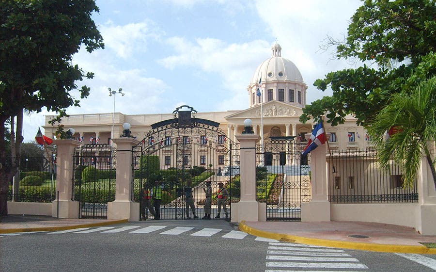 Vuelve robo de retrovisores cerca de Palacio Nacional
