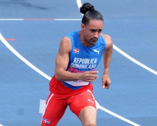 El colombiano Peralta bate al dominicano Luguelín Santos en 400 metros