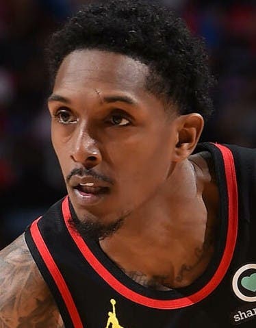 Hawks ganan sin Young