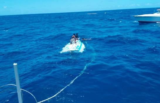 La armada dominicana busca a varias personas tras naufragar una embarcación