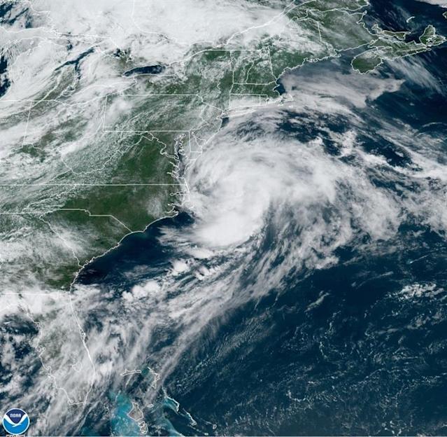 Claudette, de nuevo tormenta, avanza con viento y lluvia hacia el Atlántico