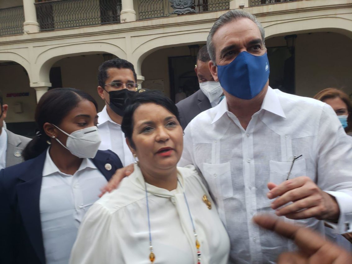 Comisionada de Cultura define como exitosa visita al país para promocionar Feria del Libro