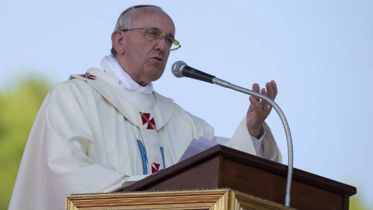 El papa critica un modelo económico que explota a las personas y los recursos