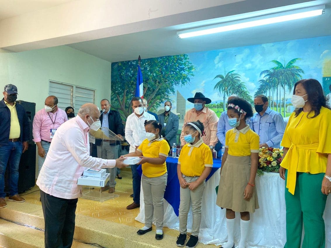 Ministro de Educación entrega equipos tecnológicos a estudiantes de línea noroeste