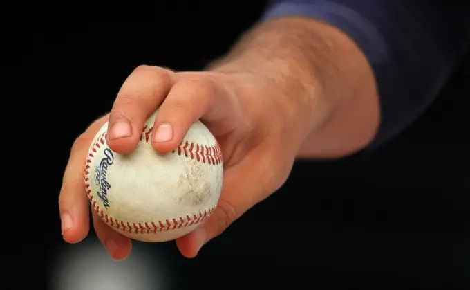 MLB: Pitchers serían suspendidos 10 juegos por alterar pelotas