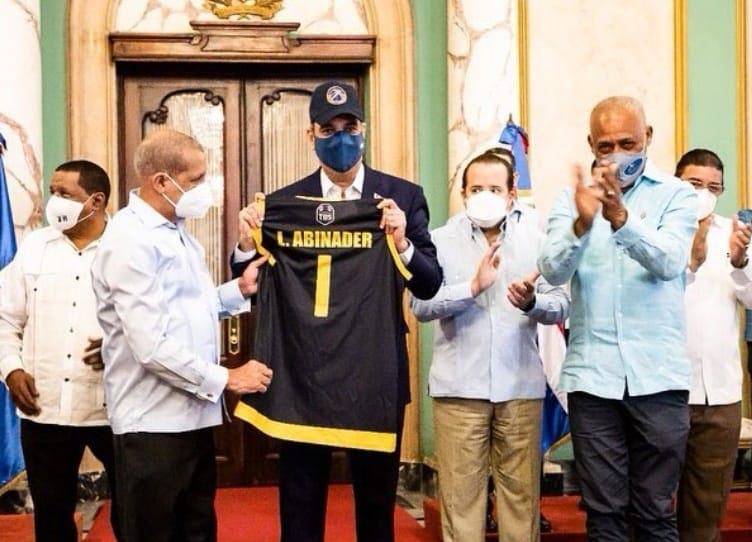 Abinader se compromete a seguir fortaleciendo el deporte