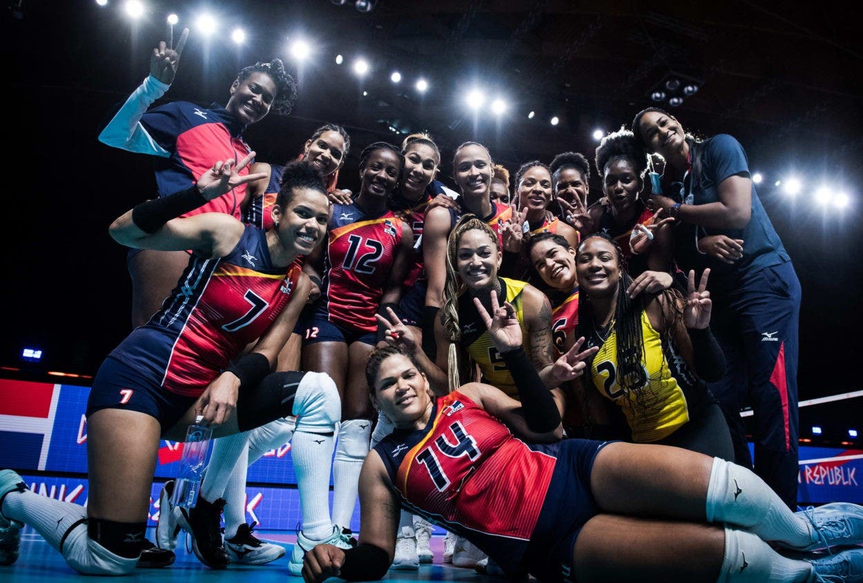 Dominicanas se recuperan para aplastar a Serbia