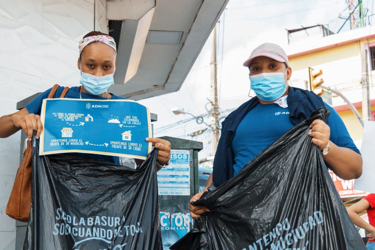 ADN realiza jornada educativa sobre manejo de desechos a viviendas y negocios
