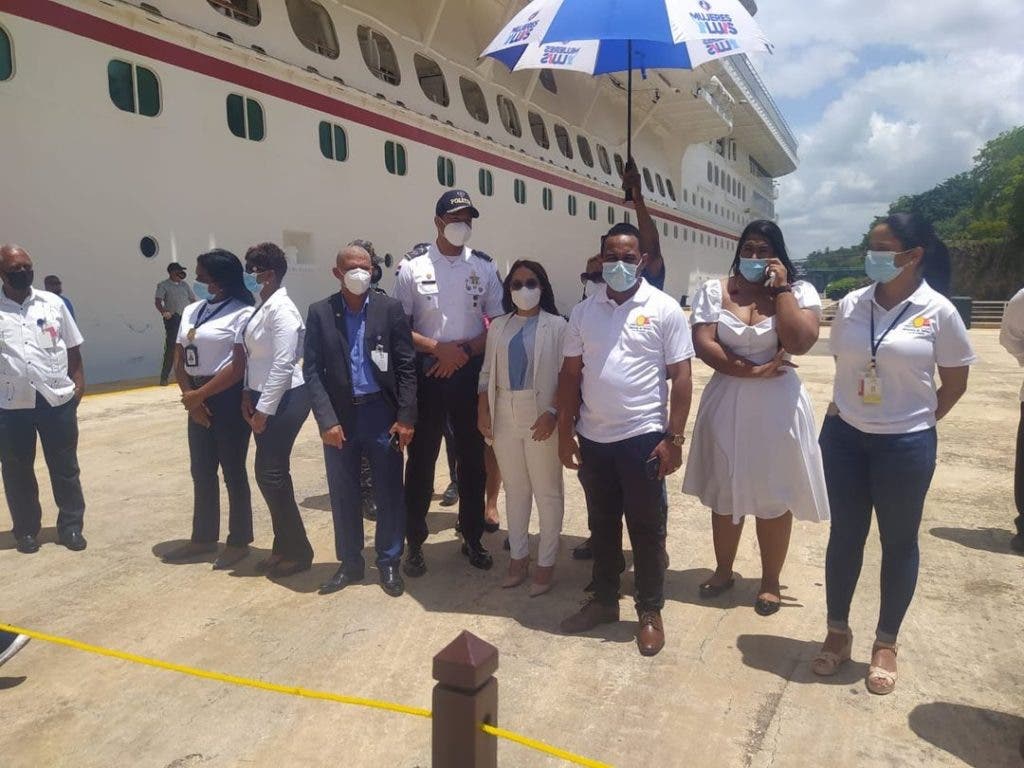 Parte de las autoridades de La Romana dándole la bienvenida al Crucero de la línea Carnival, en el puerto turístico.