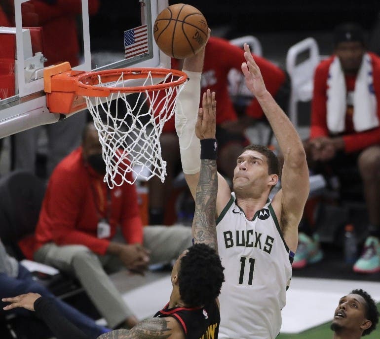 Brook Lopez toma rol héroe para los Bucks