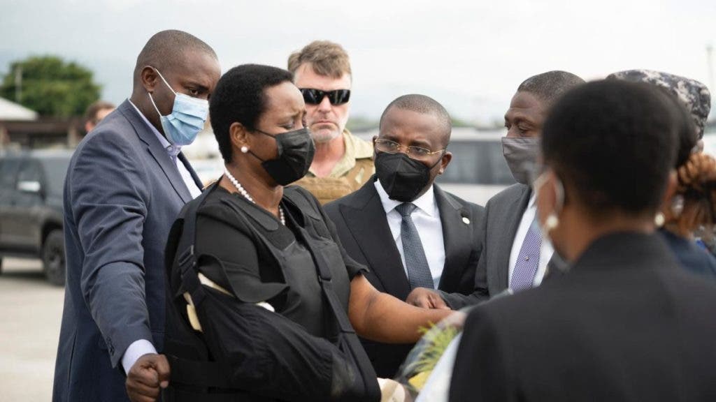 Martine Moise, la viuda del presidente haitiano, Jovenel Moise, saluda a la comisión que la recibió en el aeropuerto encabezada por Frantz Exantus.