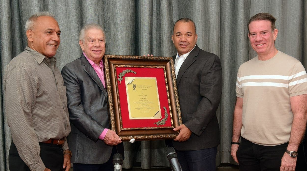 Club La Fe reconoce trayectoria de Rolando Sebelén