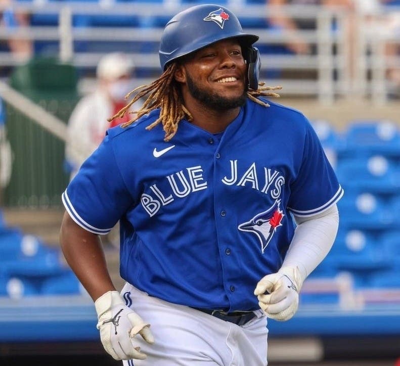 Guerrero Jr. tiene 12 juegos de tres hits