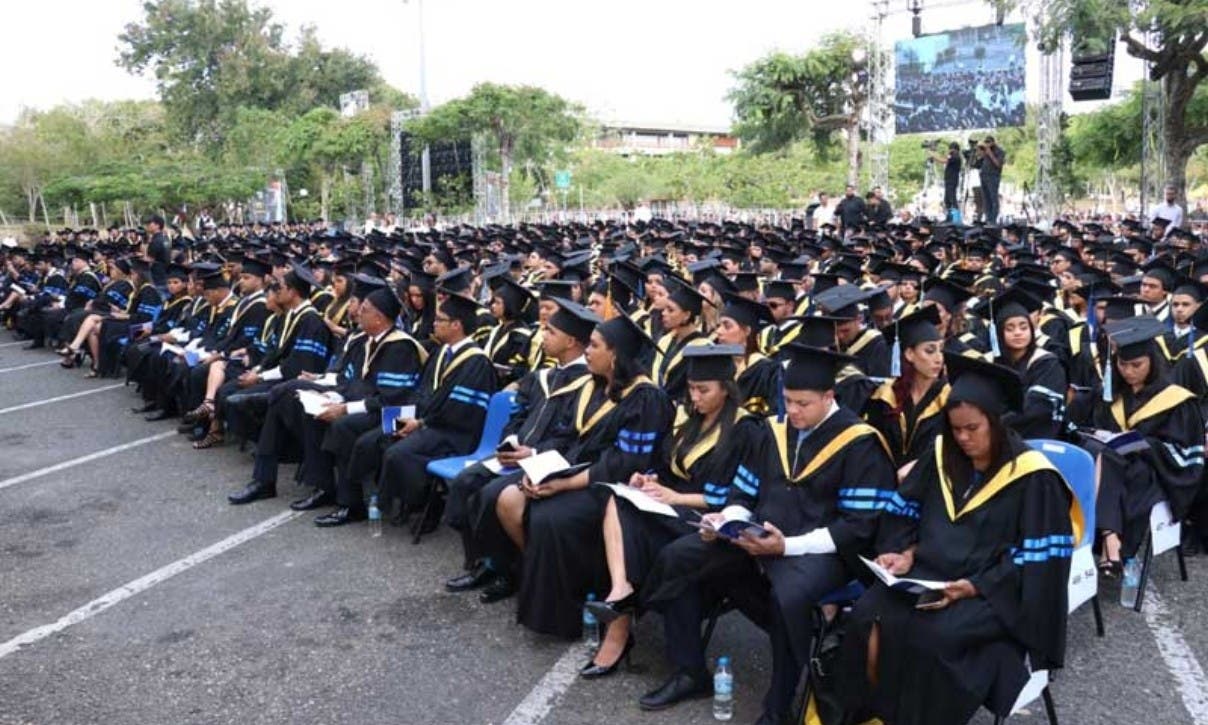 PUCMM entrega otros 453 títulos a   profesionales