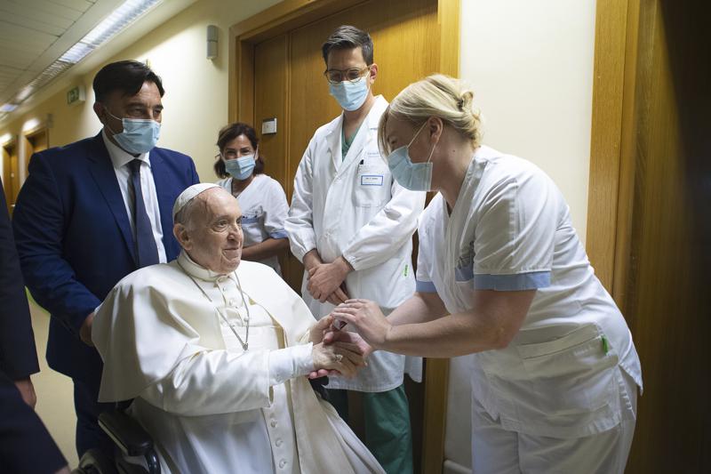 El papa sale del hospital