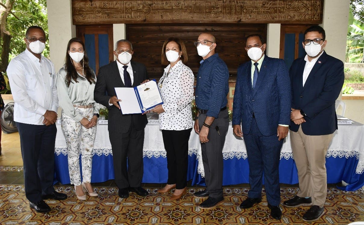 Onapi hace entrega certificado de marca