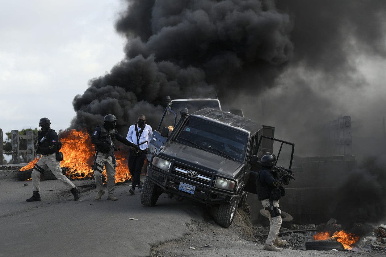 Arden muros en Cap-Haitien en víspera funeral Moise