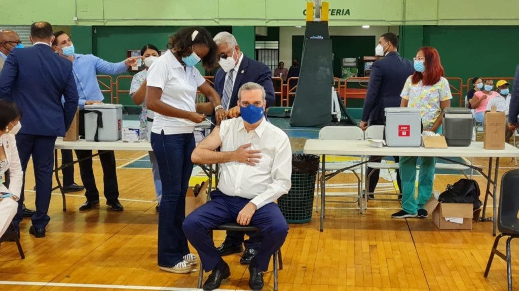 Abinader recibe la tercera dosis de la vacuna contra el Covid. El mandatario recibió la primera dosis de la vacuna Sinovac el 5 de mayo y la segunda el 4 de junio, en el mismo club San Carlos.