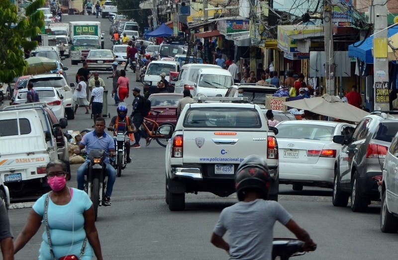 Una camioneta de la Policía transita por la calle Arzobispo Romero del populoso sector de Cristo Rey.