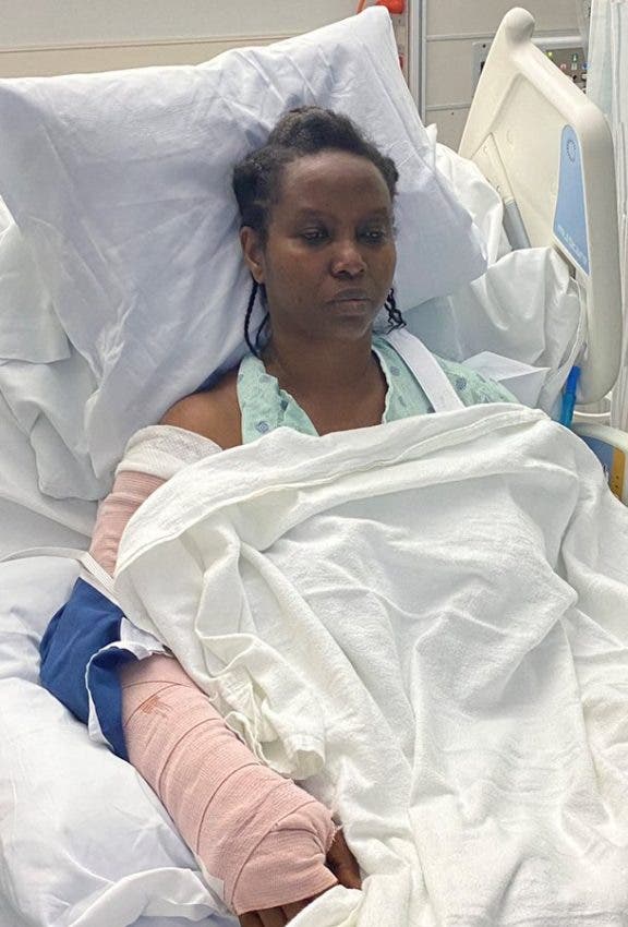 Martine Moise, viuda del presidente de Haití, publica sus primeras fotos en el hospital de Miami.
