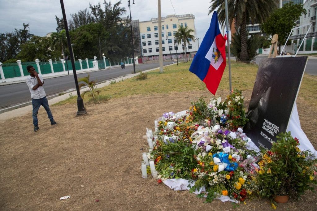 Una fotografía que muestra un altar con flores como homenaje al presidente Jovenel Moise, asesinado el pasado miércoles 7 en su domicilio, frente al Palacio Nacional, en Puerto Príncipe (Haití). EFE/ Orlando Barría.