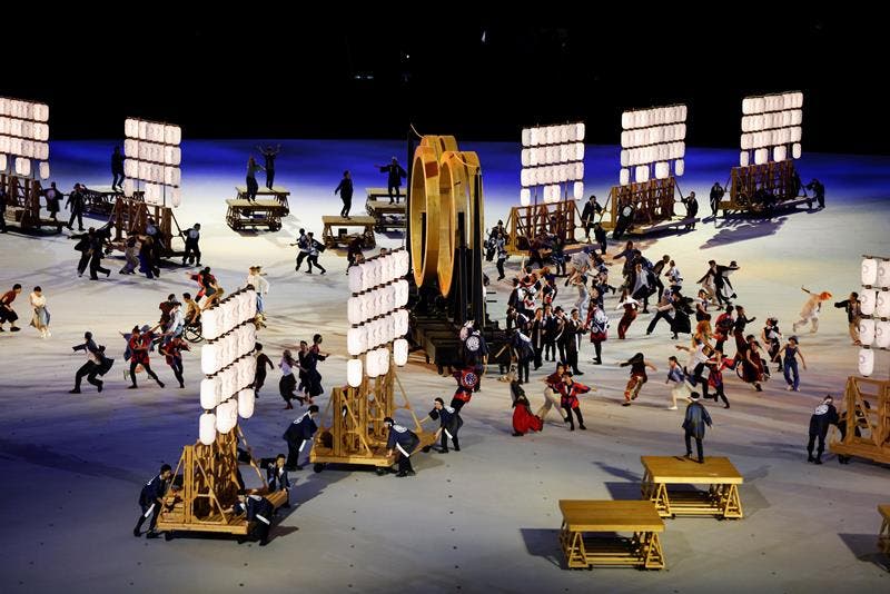 Artistas actúan durante la ceremonia inaugural de los Juegos Olímpicos de Tokio 2020, este viernes en el Estadio Olímpico, que no contará con la presencia de público en las gradas. EFE/ Juan Ignacio Roncoroni