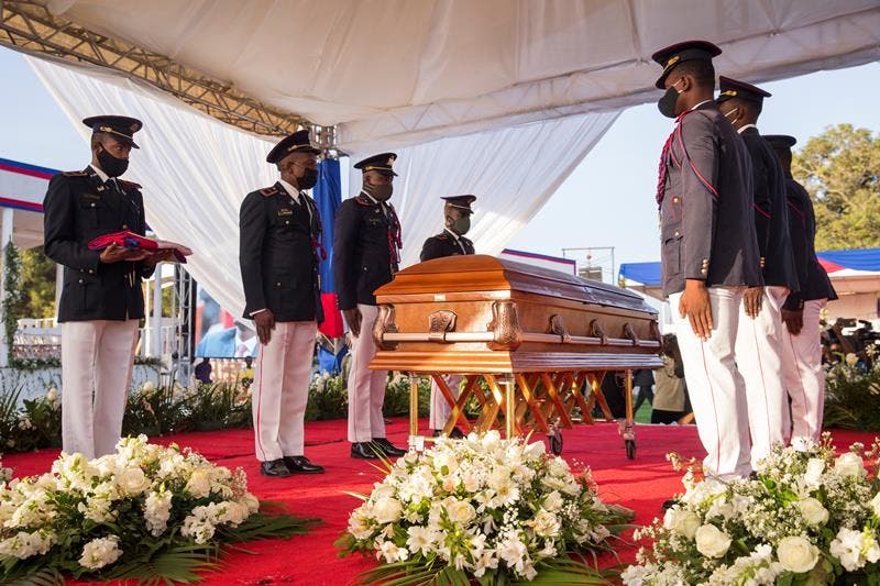 El velatorio en honor al presidente de Haití, Jovenel Moise, comenzó este viernes en la ciudad de Cap-Haitien, en el norte del país, horas antes de que tenga lugar el entierro del mandatario, quien fue asesinado el pasado 7 de julio. Las honras fúnebres comenzaron con dos horas de retraso con respecto al horario previsto y tienen lugar en los jardines de la Habitation Village SOS, residencia privada de la familia Moise a las afueras de Cap-Haitien, que está custodiada por un fuerte aparato de seguridad. EFE/ Orlando Barría
