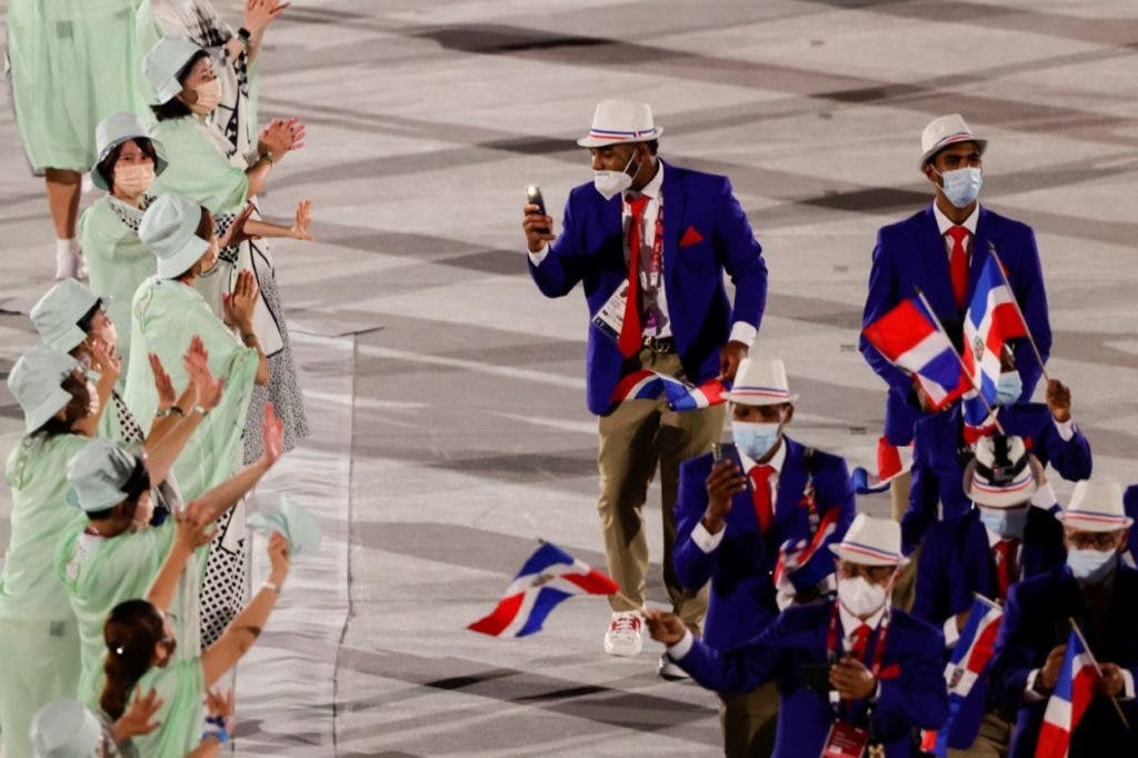 Representantes de la delegación de República Dominicana desfilan durante la ceremonia inaugural de los Juegos Olímpicos de Tokio 2020, este viernes en el Estadio Olímpico. EFE/ Juan Ignacio Roncoroni
