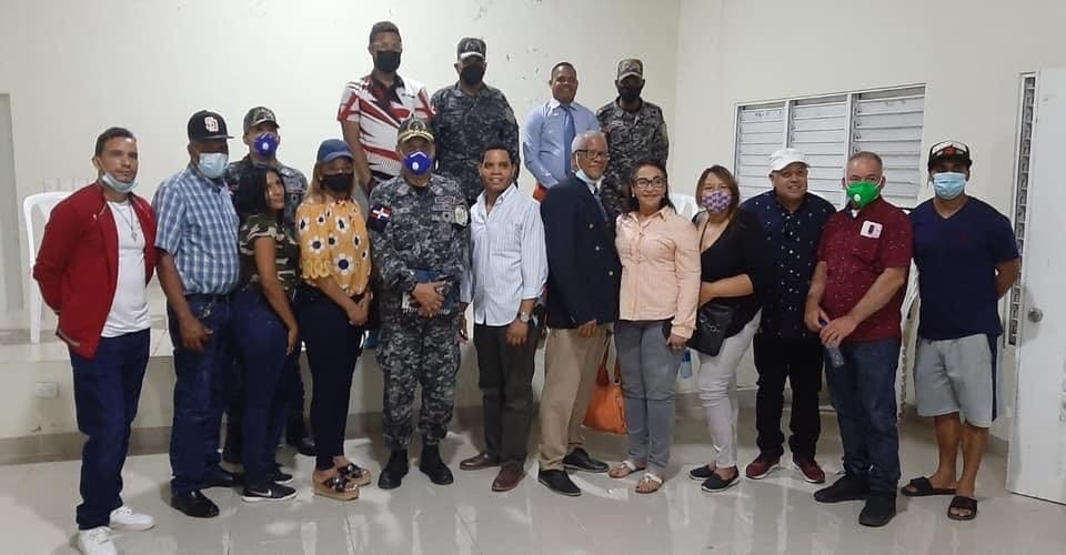 General Báez Aybar se reúne con comunitarios