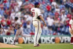 Suárez y Segura se combinan para darle la victoria a Filis ante Padres