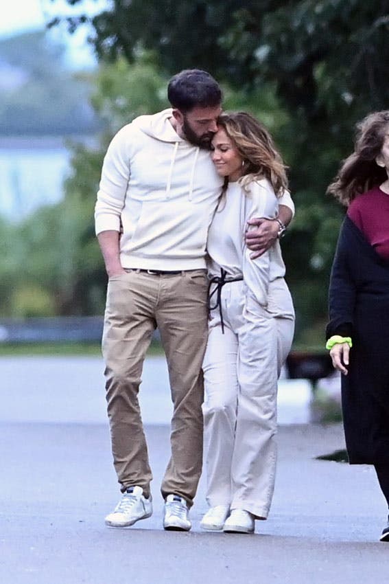 JLo camina abrazada junto a Ben Affleck en la reanudación de su relación con el artista después de separarse de Alex Rodríguez