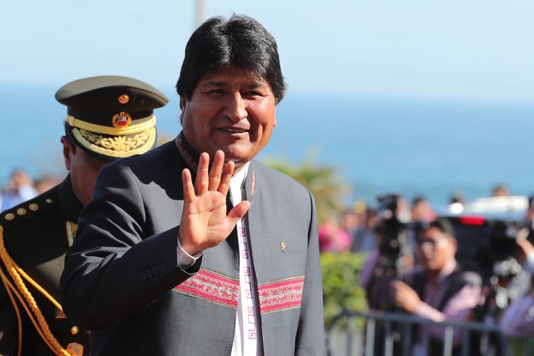 Evo Morales cruzó a pie la frontera con Perú este lunes para cumplir un itinerario de reuniones que finalizará con su presencia en la posesión del electo mandatario peruano, Pedro Castillo