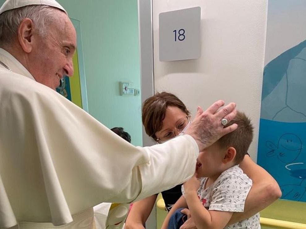 Papa Francisco visita niños con cáncer durante su hospitalización