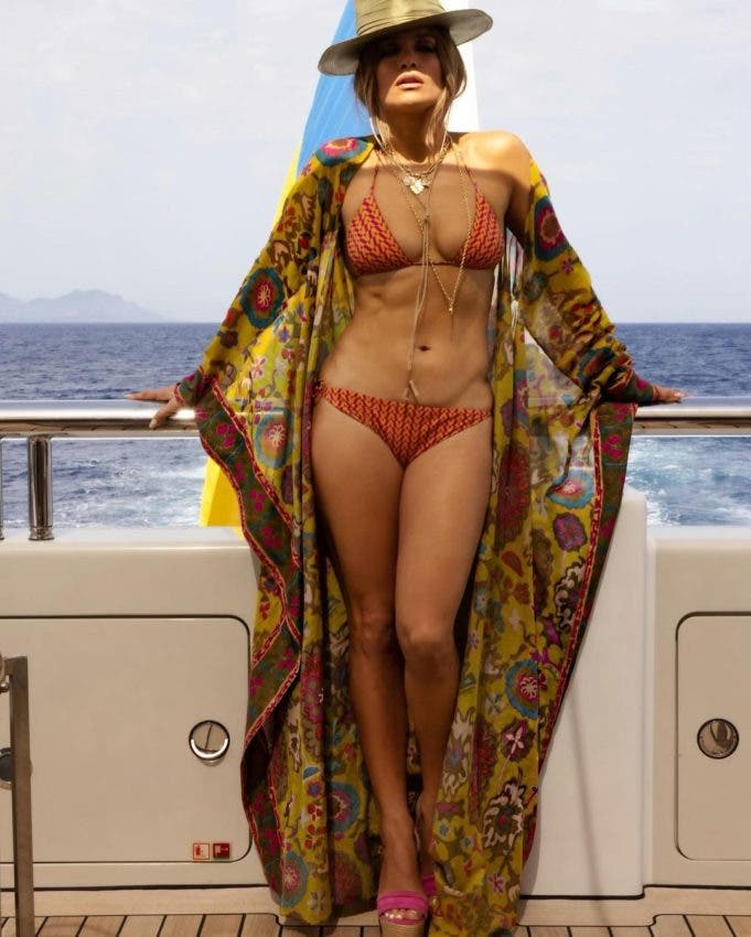 Otra de las fotos que Jlo compartió hoy en Instagram al celebrar sus 52 años y en una de ella figuran dándole un beso a Ben Afflec.