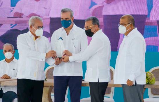 Como parte del equipo de la Z 101, emisora que Rodríguez dirigió hasta el día de su muerte, el reconocimiento fue recibido por Rosendo Tavares y Osiris de León, quienes agradecieron el gesto que allí se hacía.