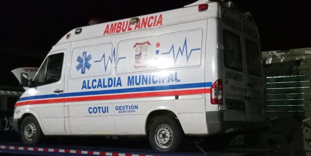 Los 90 paquetes de la sustancia que resultó no ser droga eran transportado en esta ambulancia de la Alcaldía de Cotuí.