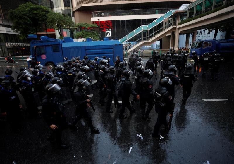 Policía y manifestantes vuelven enfrentarse en Bangkok