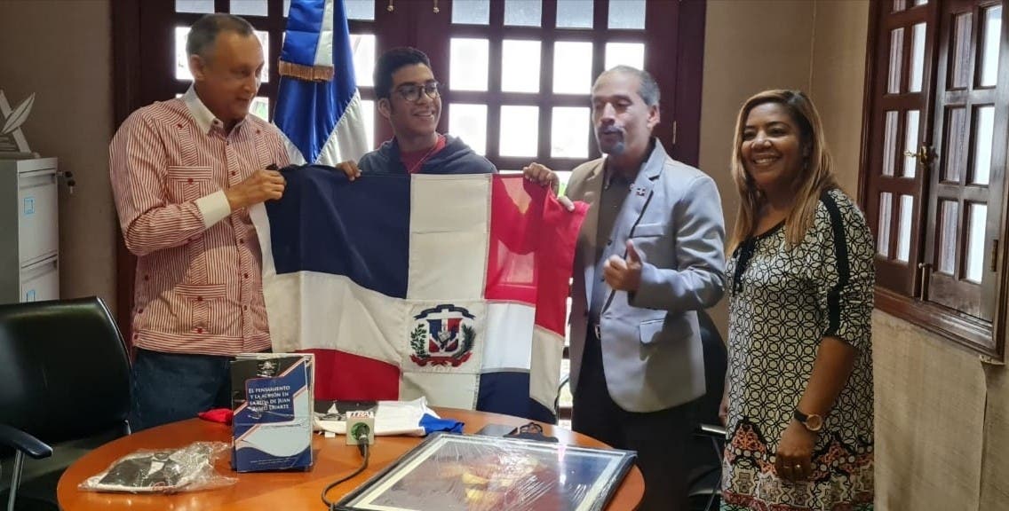 Reconocen joven irá a Harvard