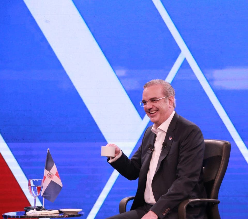 El presidente Luis Abinader al ser entrevistado por los directores de medios que integran el Grupo de Comunicaciones Corripio.