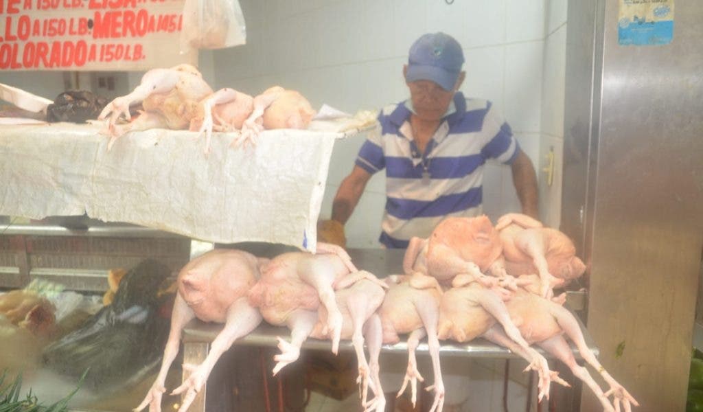La presencia en el país de la peste porcina ha disparado el precio del pollo al punto que los supermercados solo permiten tres paquetes por cliente.