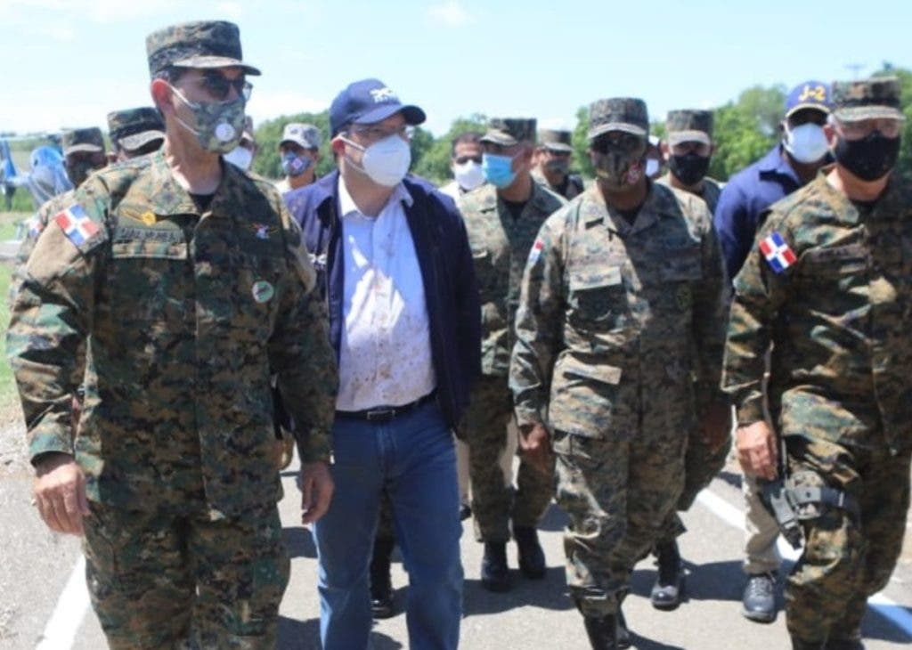 El ministro Carlos Luciano Díaz Morfa en un recorrido por la frontera, en donde afirmó que los haitianos están entrando a territorio dominicano.