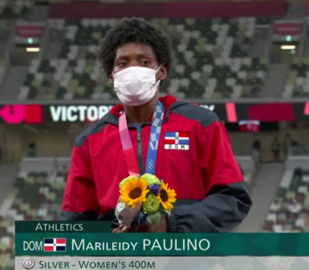 Marileidy Paulino en momento que recibe la medalla de plata que conquistó en los 400 metros en los Juegos Olímpicos de Tokyo.