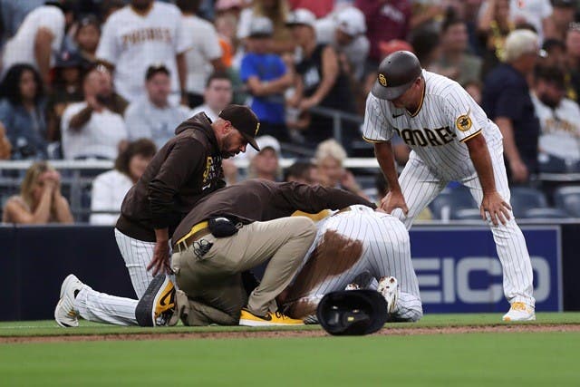 Fernando Tatis Jr. cae de dolar al lesionarse otra vez el hombre izquierdo.