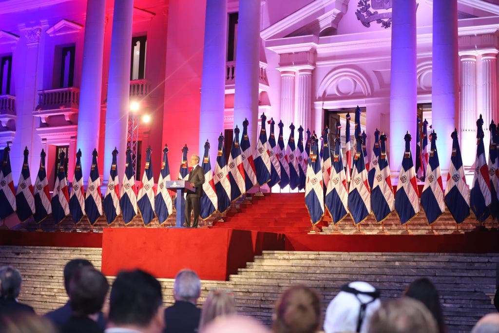 El presidente Luis Abinader habla durante el discurso de rendición de cuentas en el  acto realizado en las escalinatas del Palacio Nacional.