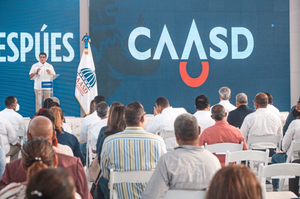El presidente de la República, Luis Abinader, encabezó este miércoles el acto de entrega de varias cañadas saneadas por la Corporación del Acueducto y Alcantarillado de Santo Domingo (CAASD), con una inversión de RD$590,823,512.12 millones y que beneficiará a 42 mil habitantes.