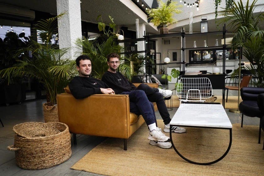 Los cofundadores del app Stint, los hermanos Sam y Sol Schlagman, están sentados en las oficinas de su compañía en Camden, Londres El app ayuda a la gente a encontrar empleos breves en diversas posiciones.(ASSOCIATED PRESS)