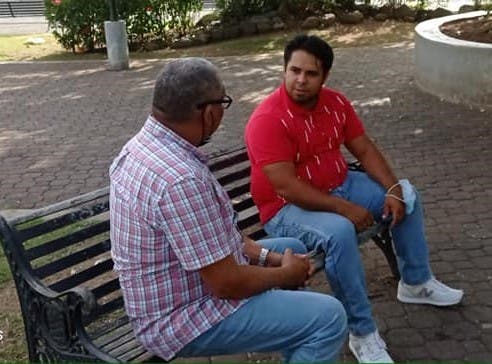 Jefferson Escalona, joven venezolano que dice buscársela como un toro por las calles de San Francisco para mantenerse él y su familia, tanto en el país, como en Venezuela. Foto Rafael Santos.