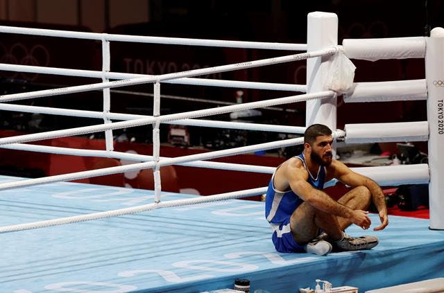 El boxeador francés Mourad Aliev se sienta fuera del ring una hora en protesta después de perder su partido contra Frazer Clarke de Gran Bretaña en el partido de cuartos de final de Super Heavy masculino (+ 91kg) de los eventos de boxeo de los Juegos Olímpicos de Tokio 2020