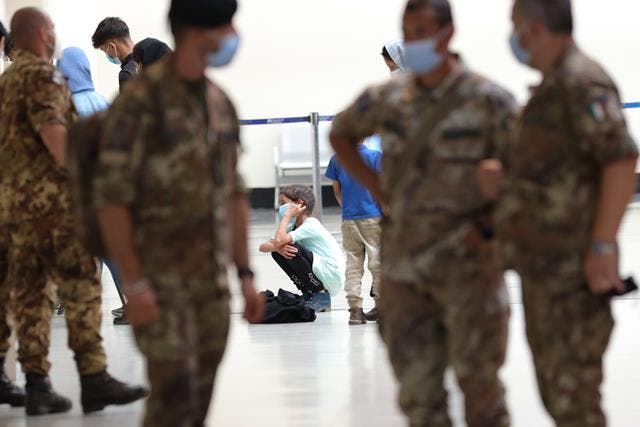 Una fotografía facilitada por la Oficina de Prensa del Ministerio de Defensa italiano muestra a las personas que llegan en el primer vuelo de evacuación, como parte del puente aéreo desarrollado por la Defensa italiana después del rápido avance de los talibanes en Afganistán, después de aterrizar el 'Leonardo da Vinci' internacional. aeropuerto de Fiumicino, cerca de Roma, Italia, el 16 de agosto de 2021. El avión de la Fuerza Aérea con 74 personas a bordo procedente de Kabul aterrizó en el aeropuerto internacional "Leonardo da Vinci". (Afganistán, Italia, Roma) EFE / EPA / FOLLETO DEL MINISTERIO DE DEFENSA ITALIANO